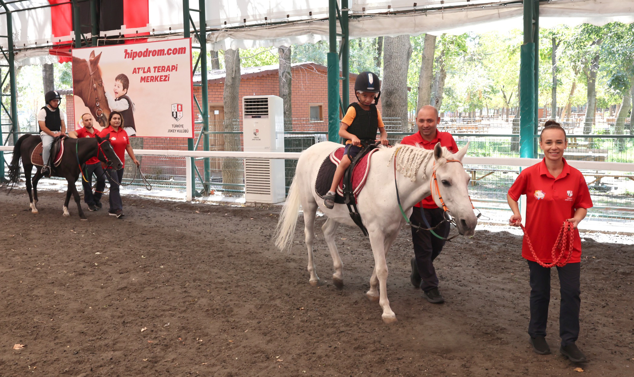 ÖZEL ÇOCUKLAR İÇİN ATLA TERAPİ 