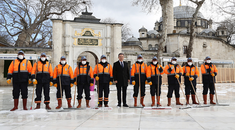 Eyüpsultan Camii gül suyuyla yıkandı