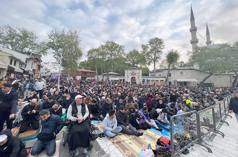 Vatandaşlar Eyüpsultan'a akın etti  