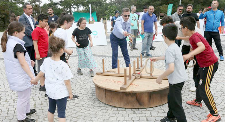 Çocuklar geleneksel oyunlarla buluşuyor
