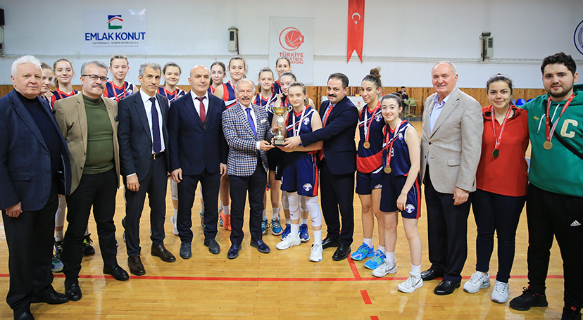 Mehmet Akif İnan Ortaokulu şampiyon
