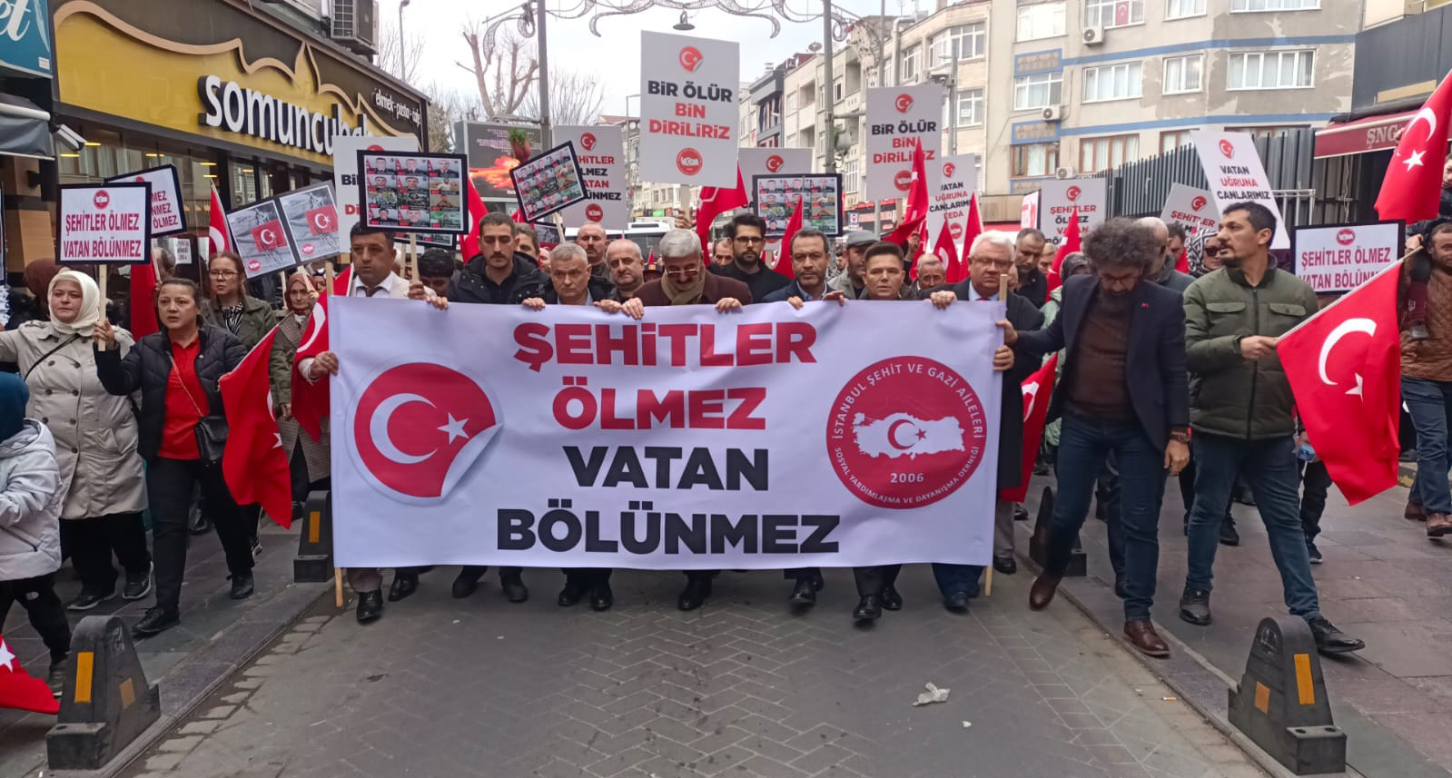 Bayrampaşalılar Şehitler için yürüdü