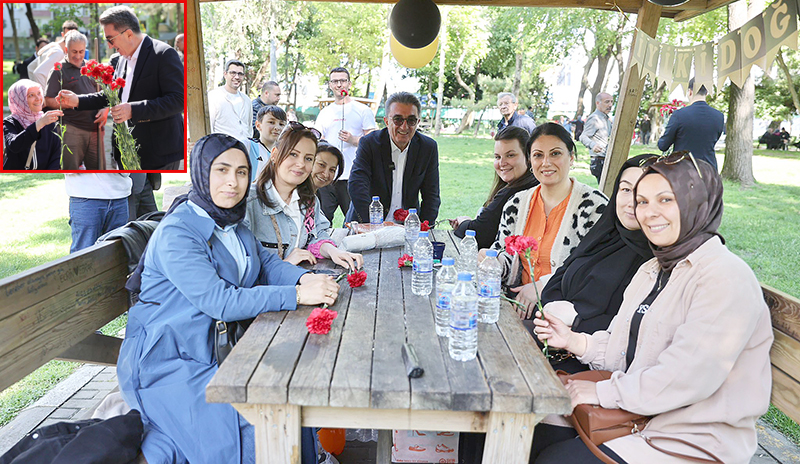 Mutlu’dan annelere karanfil