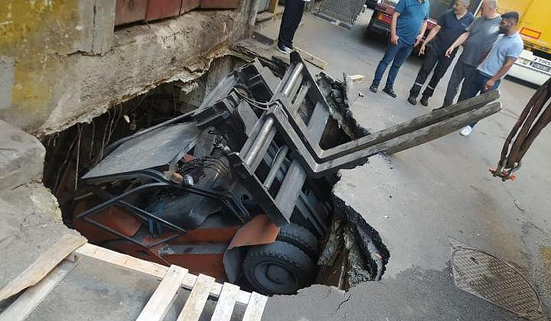 Bayrampaşa'da yol çöktü