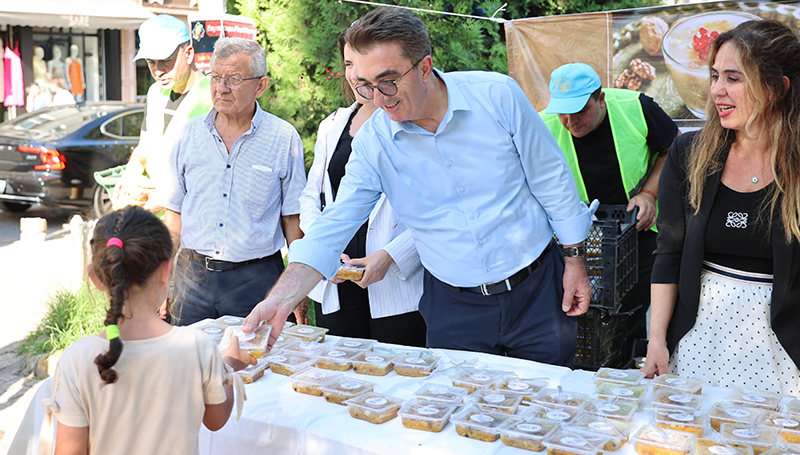 Bayrampaşalılara aşure ikramı