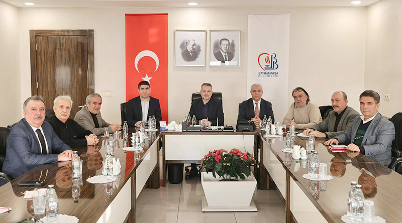 Akın’dan gazetecilere kutlama