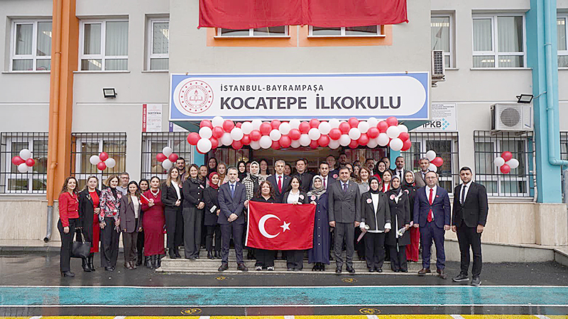 Bayrakla başlayan okul