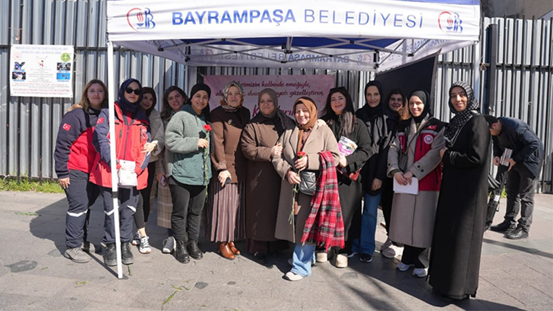 Kadınlara karanfil dağıtıldı