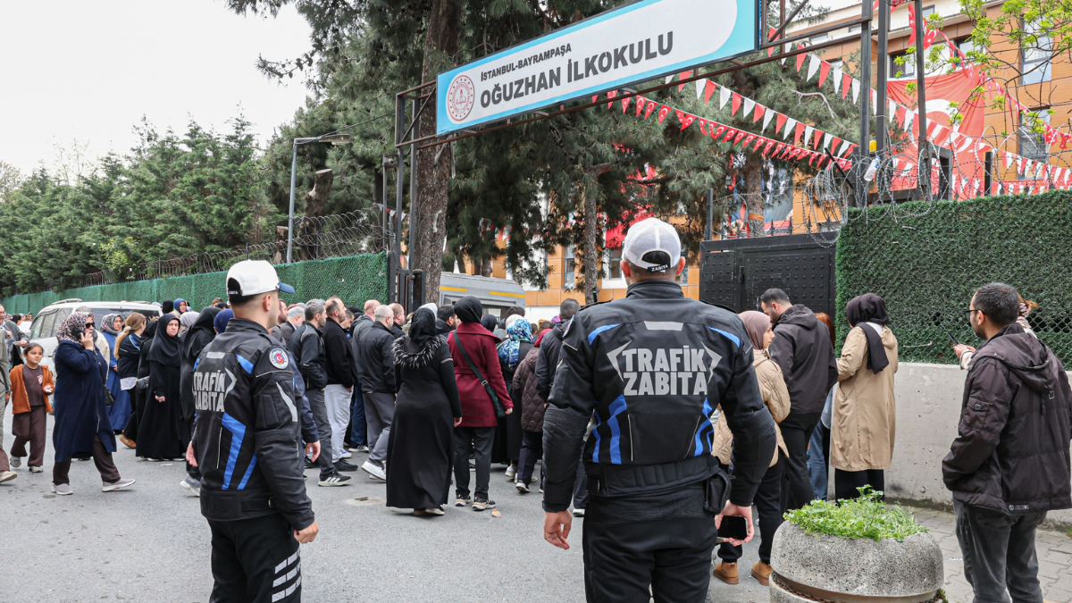 Zabıta okul önlerinde görevde