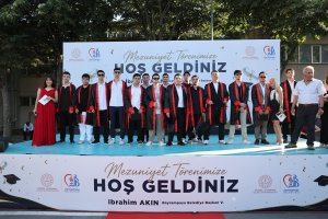 Bayrampaşa’da liselerde mezuniyet coşkusu