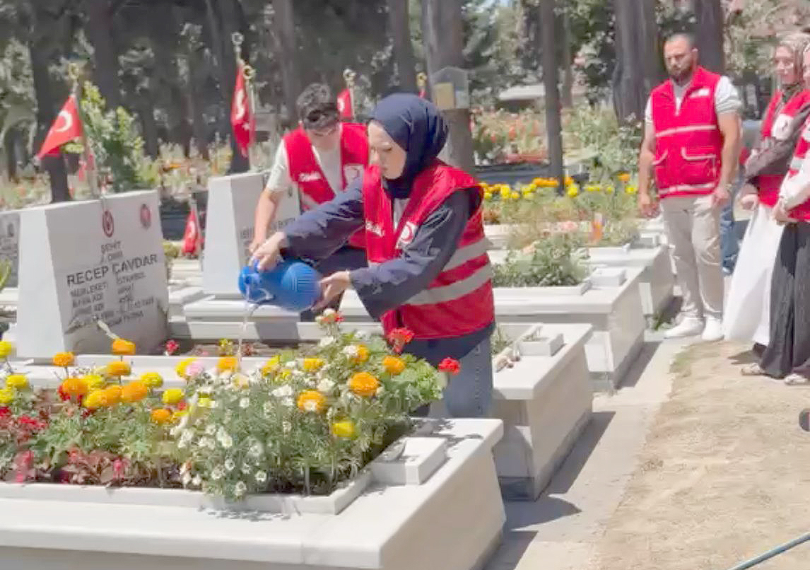 Genç Kızılay’dan Babalar Günü’nde anlamlı ziyaret