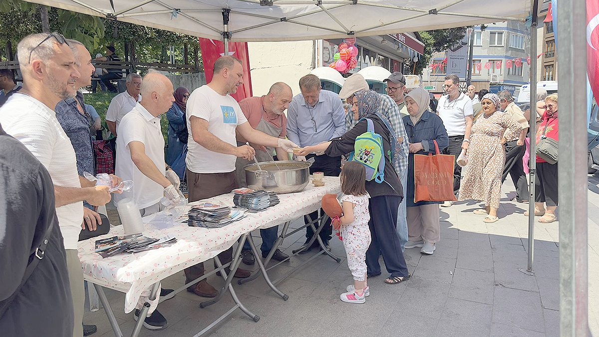 İYİ Parti Bayrampaşa’dan vatandaşlara aşure ikramı