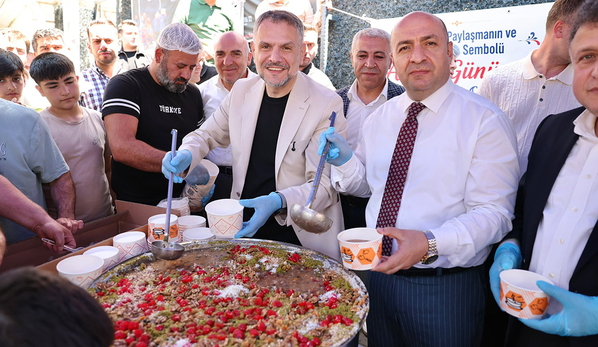 Bayrampaşa’da vatandaşlara aşure ikramı 