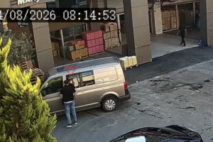 Bayrampaşa'da aracın kilitlenmesini jammer ile engelleyip içindeki 200 bin TL'yi çaldı
