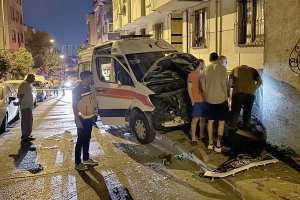 Bayrampaşa’da hasta taşıyan ambulans ile otomobil çarpıştı