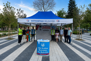 Bayrampaşa Ülkü Ocakları 30 Ağustos'ta bayrak dağıttı