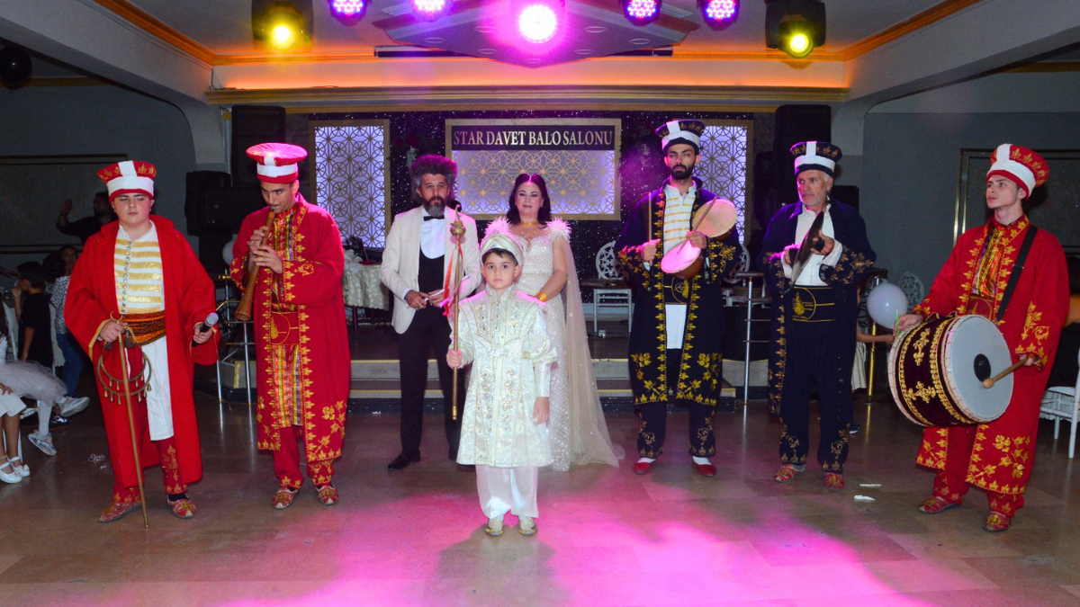 Çağlayan ailesi, Alparslan'ın mutluluğunu dostlarıyla paylaştı