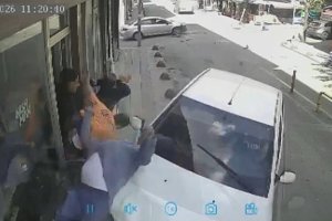 Otomobil 4 kişiye ve berber dükkanına çarptı, 2'si ağır 5 yaralı